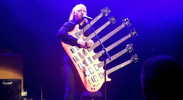 Guitares d'en France Bill-Bailey-multi-neck-guitar-638x350