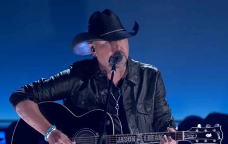 Jason Aldean Honors Toby Keith with Emotional ACM Tribute as Keith’s Family Looks On Jason Aldean performing on stage