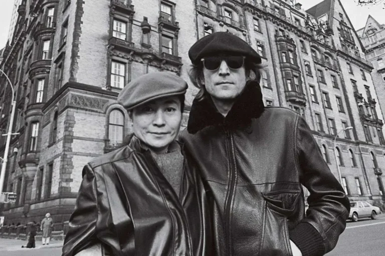 John Lennon and Yoko Ono outside the Dakota, New York City