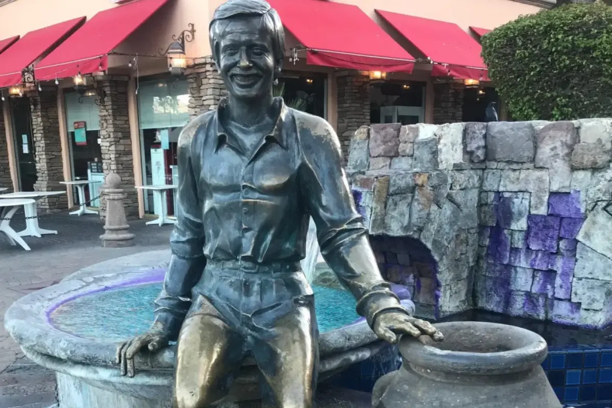 bronze sculpture of Mayor Bono