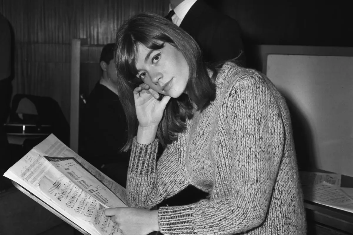 Françoise Hardy holding sheet music.