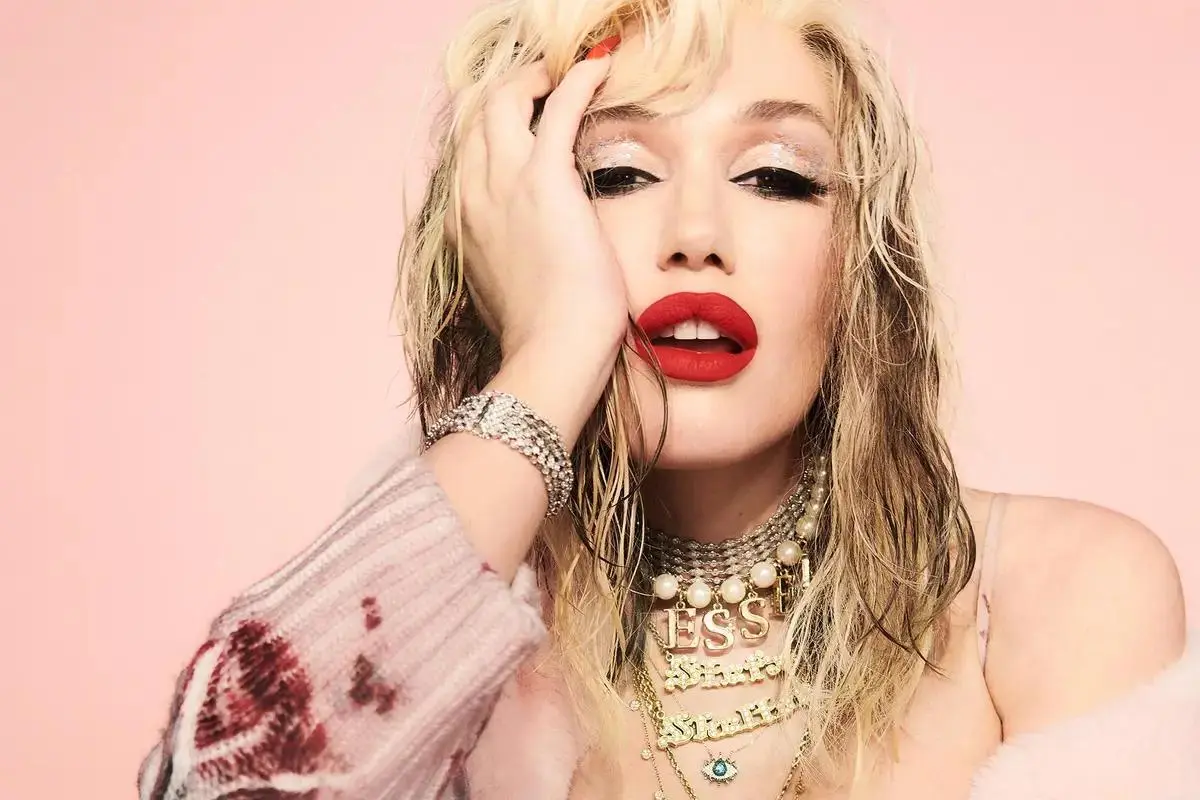 Gwen Stefani in a red lips.