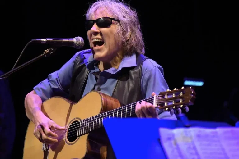 José Feliciano sings energetically onstage.