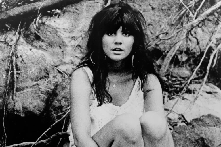 Linda Ronstadt posing for a black-and-white portrait early in her career.