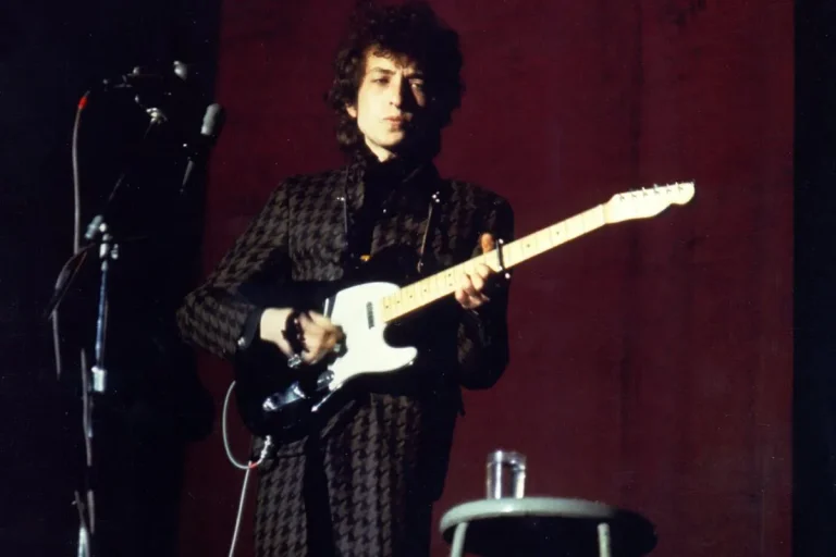 Bob Dylan playing the guitar