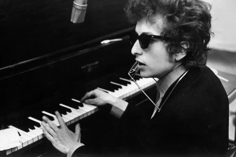 Bob Dylan playing piano