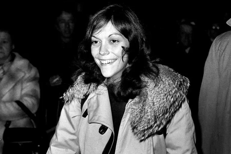 Karen Carpenter: The Velvet Voice, Hidden Drummer & Tragic Perfectionist Karen Carpenter smiling while wearing a coat with a fur-trimmed collar.