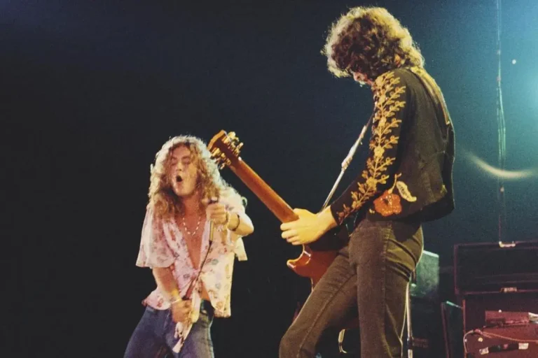 The Night Zeppelin Conquered Sydney: Inside the 27 Feb 1972 Showground Shockwave Led Zeppelin an energetic singer gripping a microphone and a guitarist playing beside him under bright stage lighting.