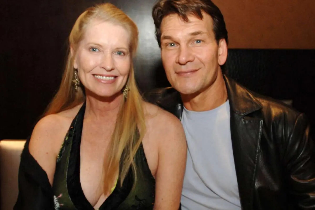 Patrick Swayze and Lisa Niemi posing indoors.