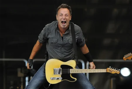 Bruce Springsteen screaming on stage