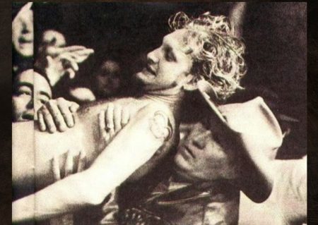Layne Staley being lifted over a crowd barrier by Jerry Cantrell's father