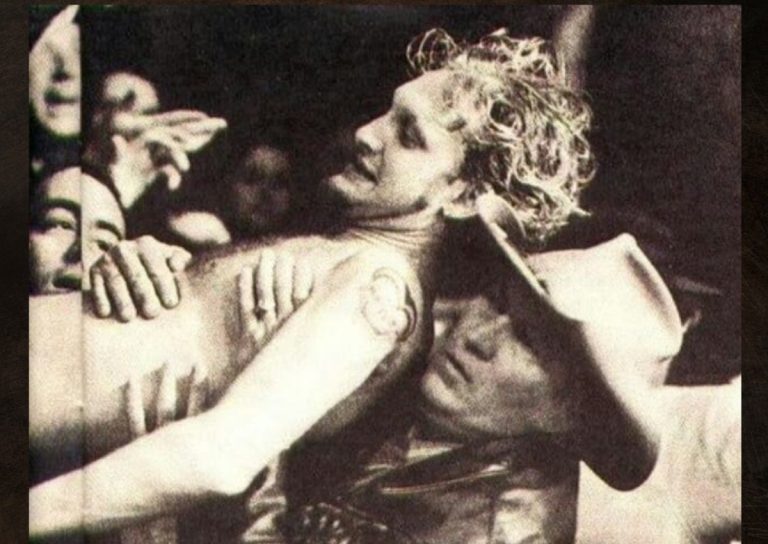 Layne Staley being lifted over a crowd barrier by Jerry Cantrell's father