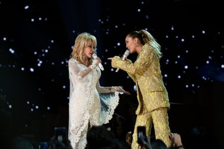 Miley Cyrus Breaks Down Singing ‘Jolene’ for Dolly Parton at the Hollywood Bowl, Where Dolly Once Outed Her to the Crowd Dolly Parton and Miley Cyrus singing Jolene together on stage at the 2019 Grammy Awards