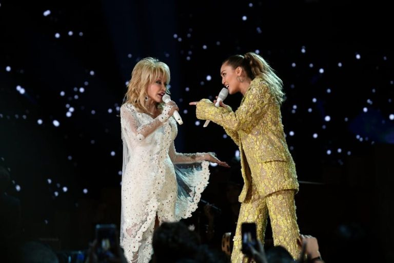 Dolly Parton and Miley Cyrus singing Jolene together on stage at the 2019 Grammy Awards